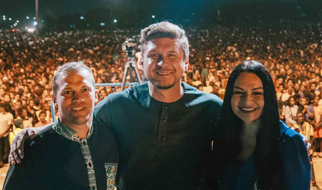 Les évangélistes Joe Turnbull, Daniel Kolenda et Evelina Smane